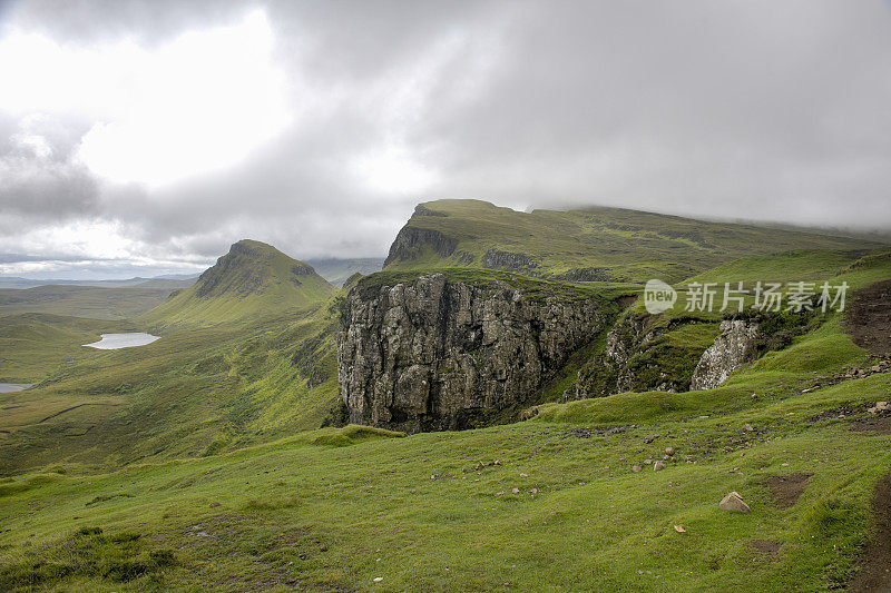 从苏格兰Skye岛的cuith - raining山脉上看到的湖泊远景，通常被称为Quiraing。